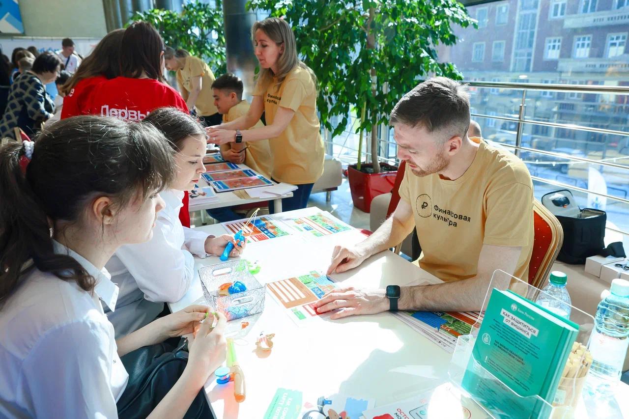 Фото Создание роботов и борьба с мошенниками. Свыше 600 школьников посетили форум «Медиапритяжение. Новосибирь» 4 - Сиб.ФМ Фото Создание роботов и борьба с мошенниками. Свыше 600 школьников посетили форум «Медиапритяжение. Новосибирь» 4